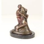 Bronze Skulptur Frau umarmt Phallus