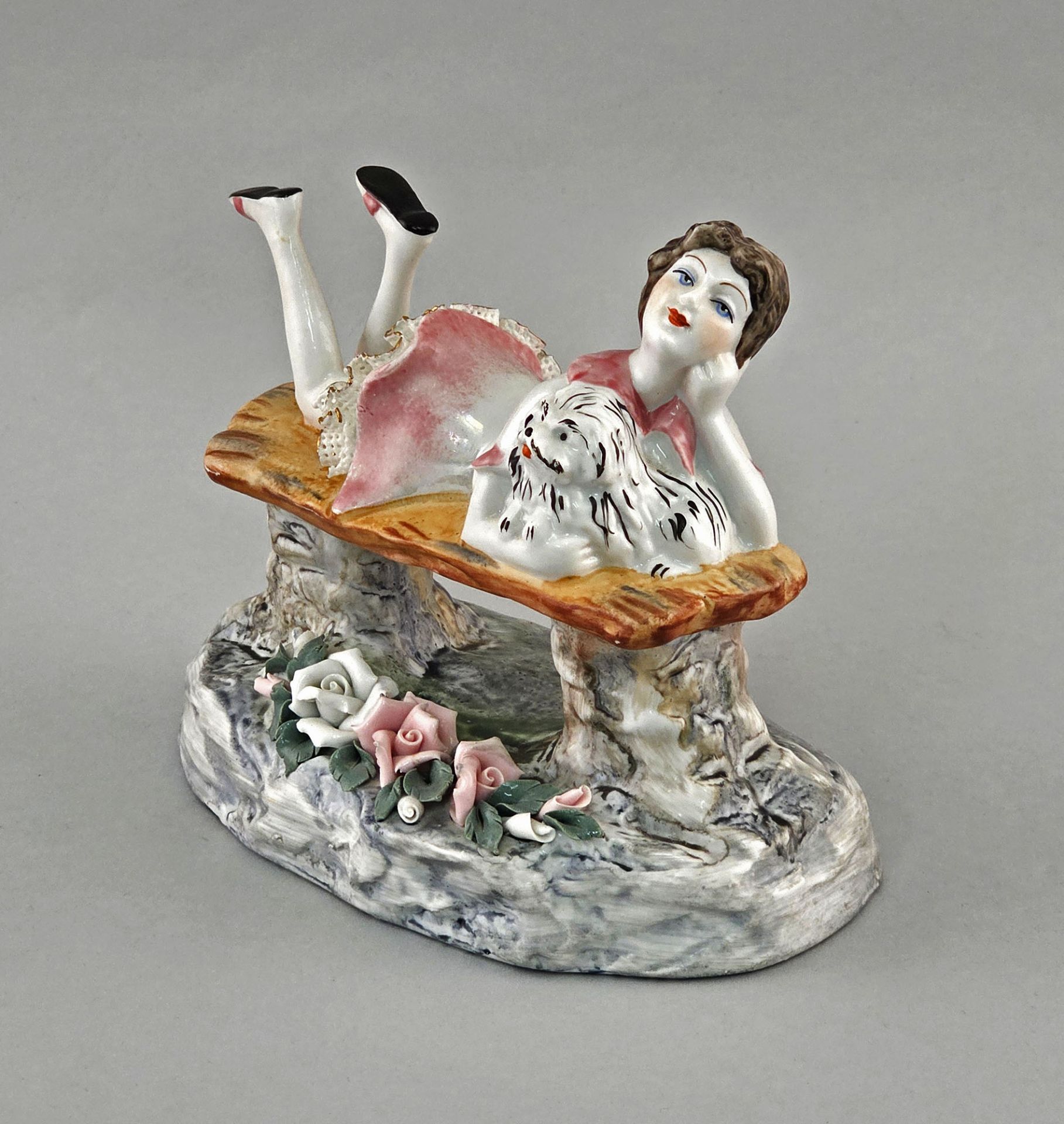 Porzellanfigur Liegende Dame mit Hündchen   - Bild 2 aus 5