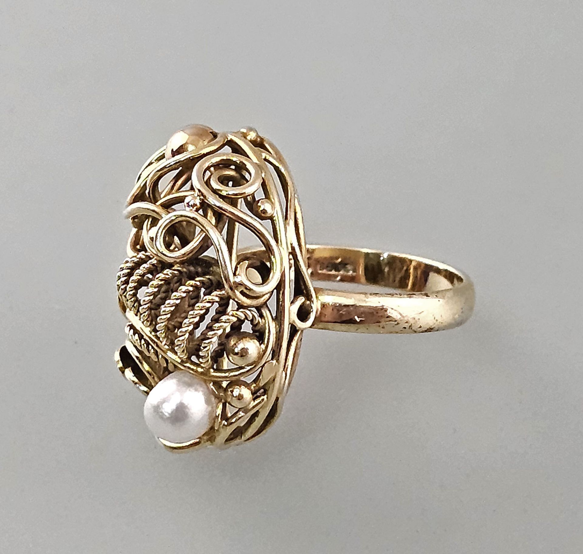 Filigraner Gold-Ring mit Perle