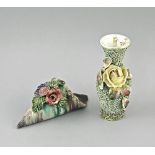Majolika-Wandvase und kleine Vase Blütenbelag