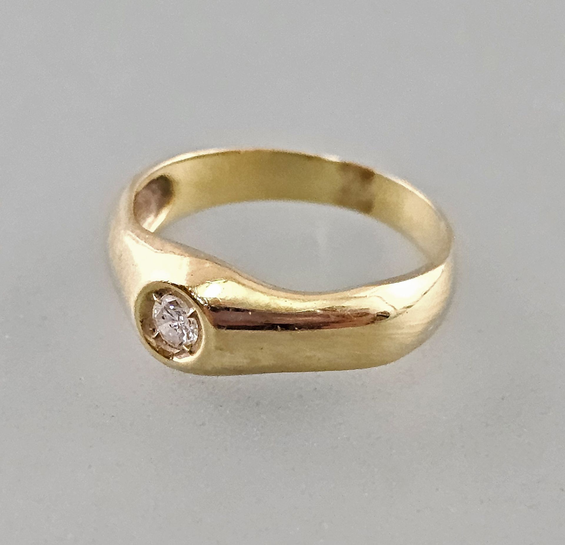 Goldener Brillant-Ring