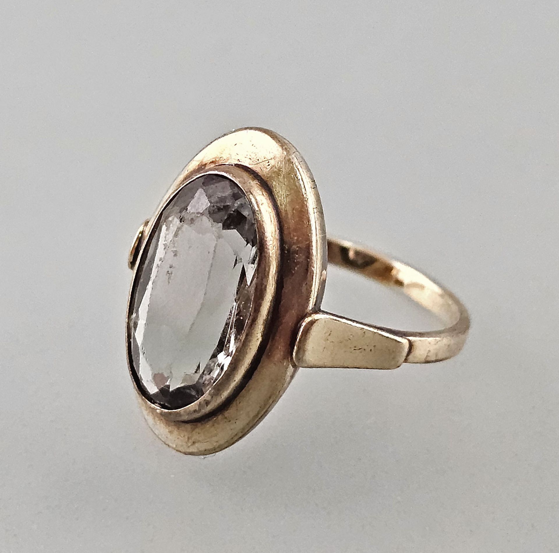 Gold-Ring mit blassblauem Stein