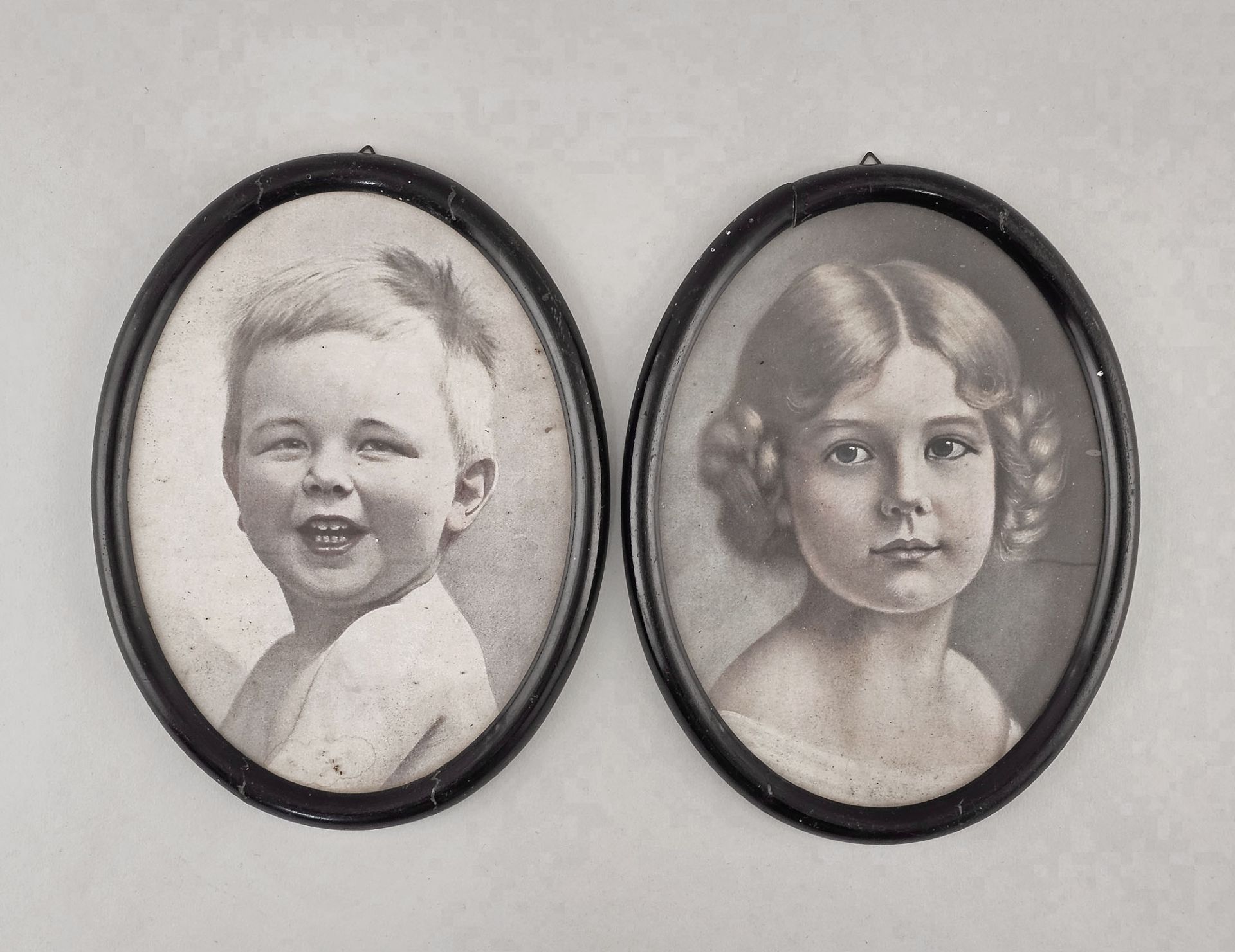 Paar Ovalrahmen mit Kinderportraits 