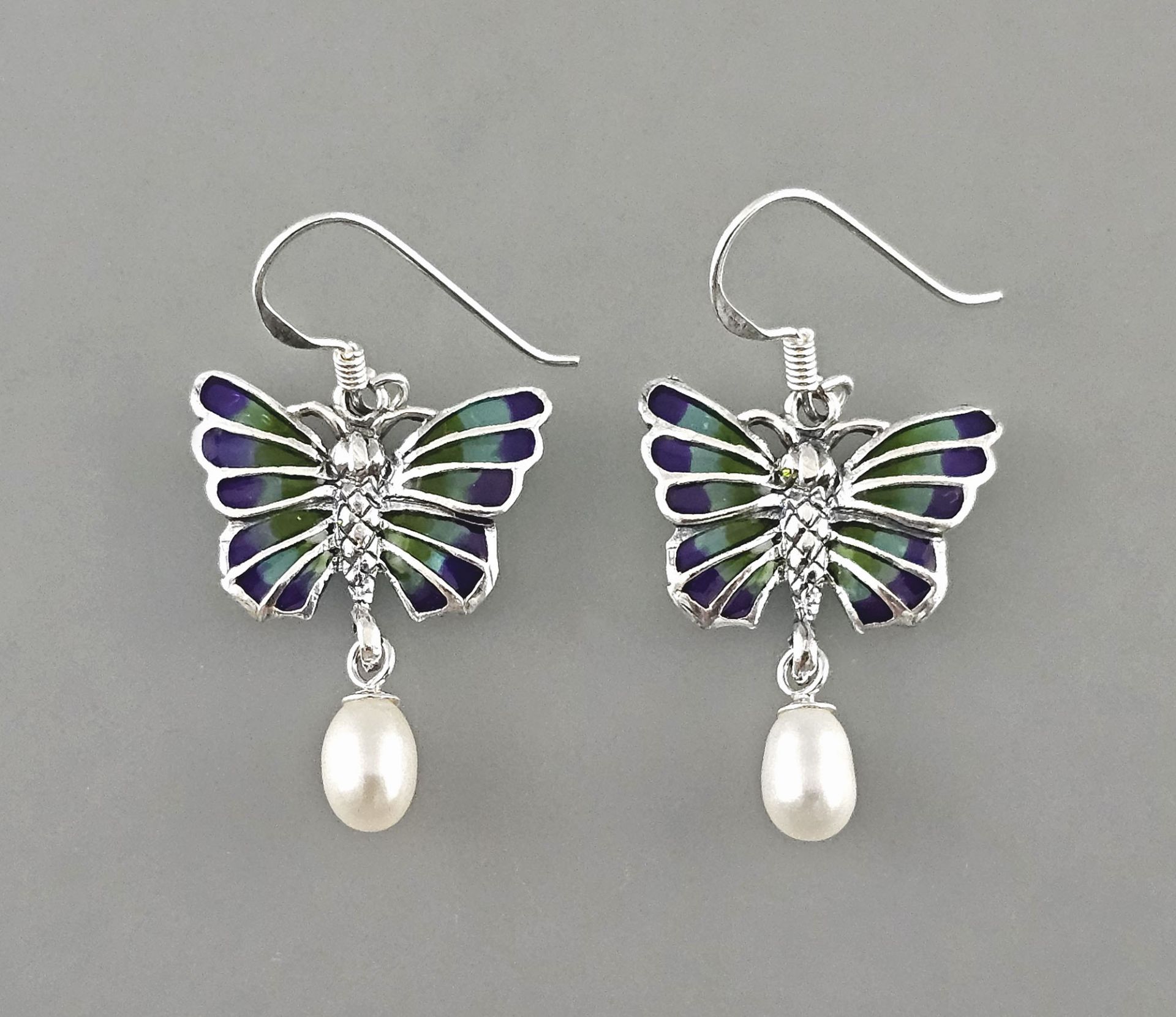 Emaillierte Ohrringe mit Perle Schmetterling 
