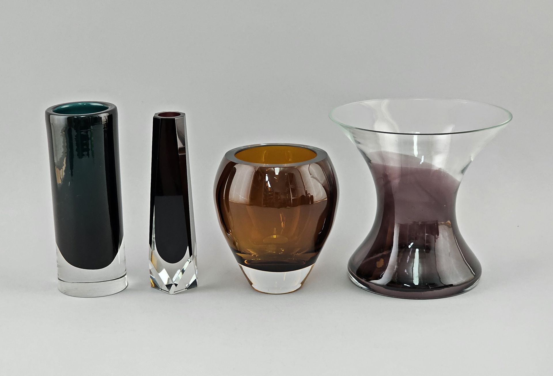 4 moderne Überfangvasen Vasen
