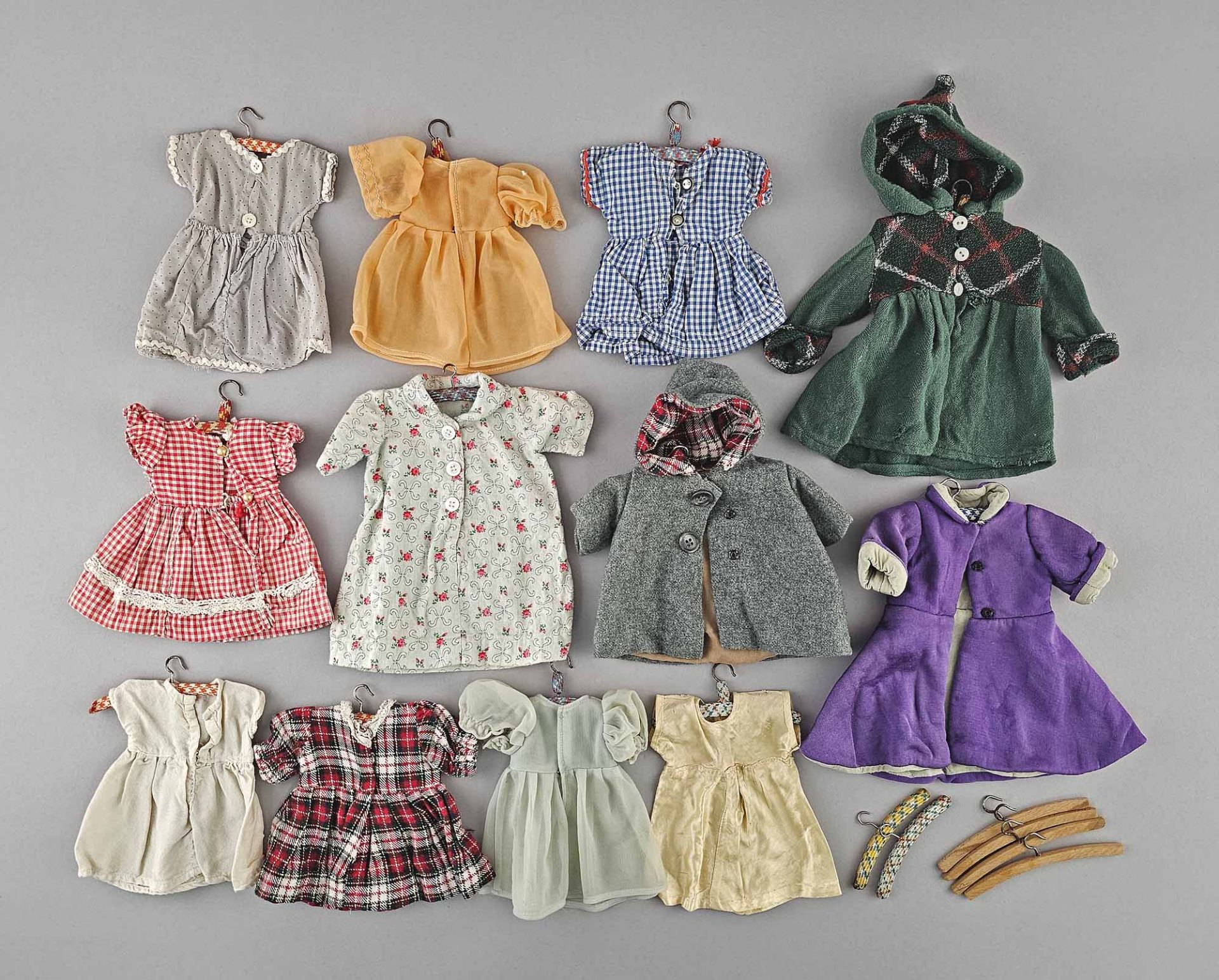 Puppen-Kleiderschrank mit Kleidern - Bild 4 aus 4