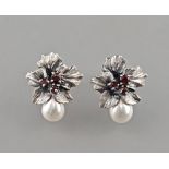 Blüten-Ohrringe mit Granat und Perle 