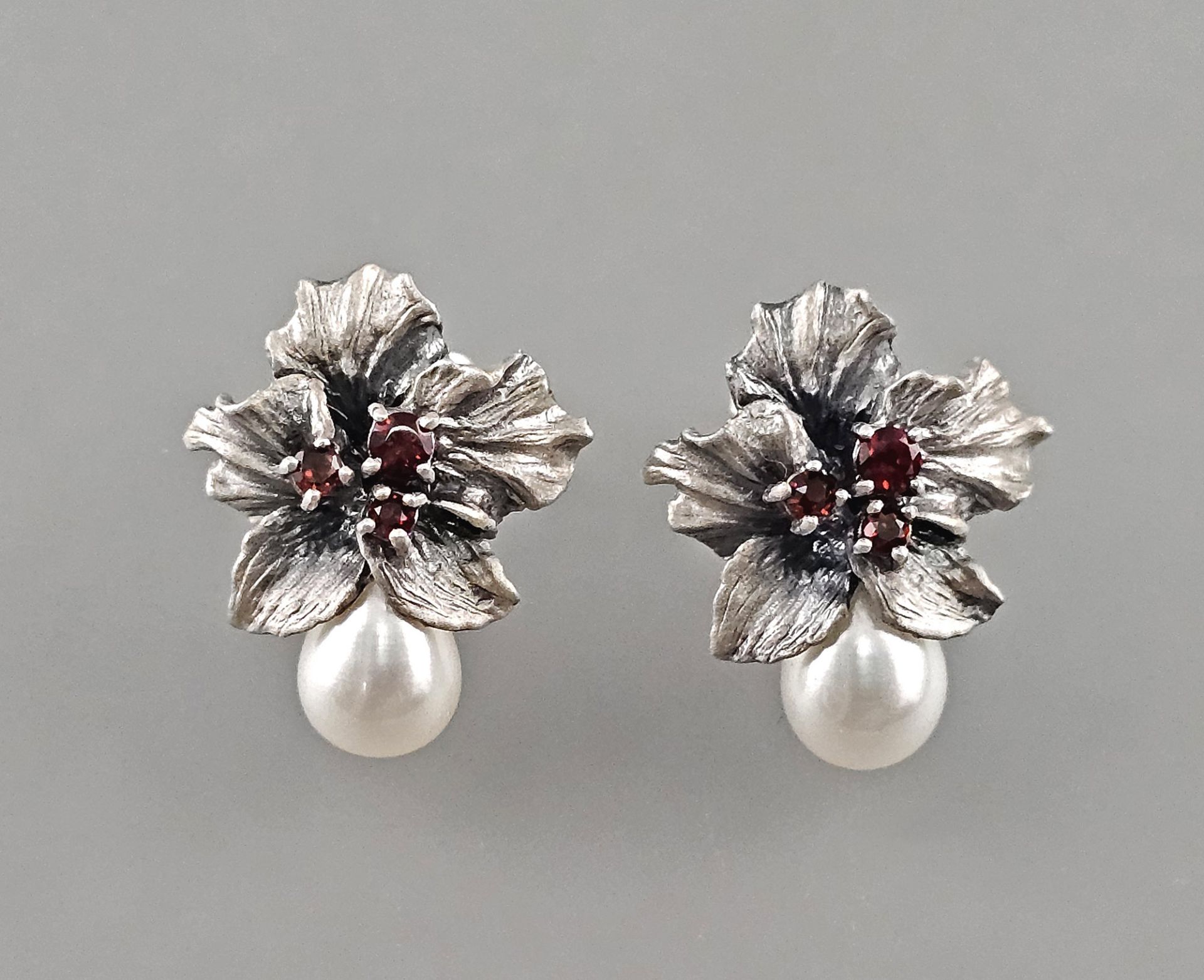 Blüten-Ohrringe mit Granat und Perle 