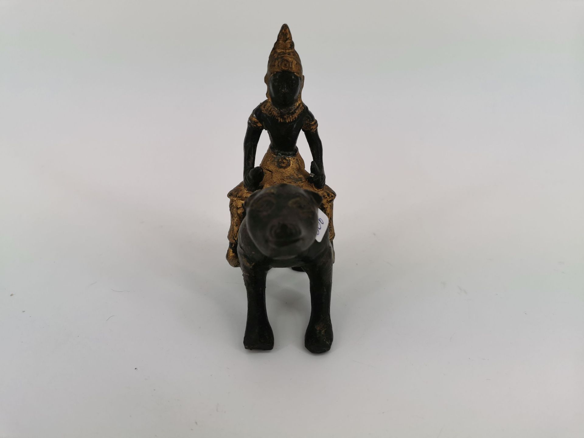 FIGURE / BRONZE SCULPTURE: Man riding a monkey, Thailand, bronze, partially painted in gold colour - Image 2 of 4