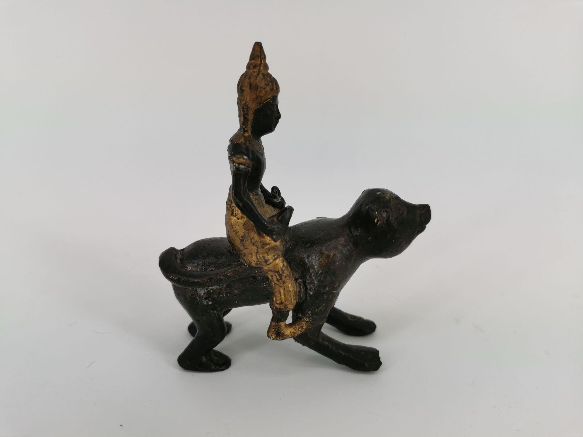 FIGURE / BRONZE SCULPTURE: Man riding a monkey, Thailand, bronze, partially painted in gold colour - Image 3 of 4