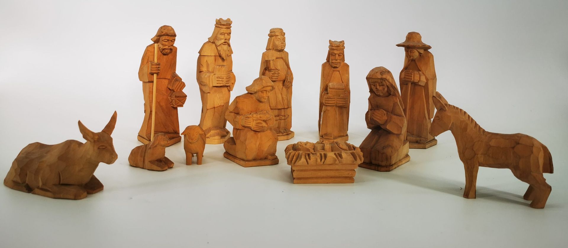 CONVOLUTE NATIVITY FIGURES