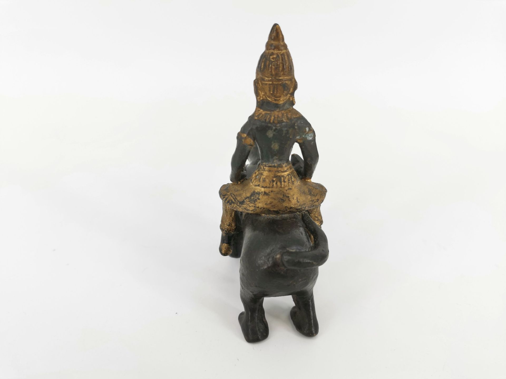 FIGURE / BRONZE SCULPTURE: Man riding a monkey, Thailand, bronze, partially painted in gold colour - Image 4 of 4
