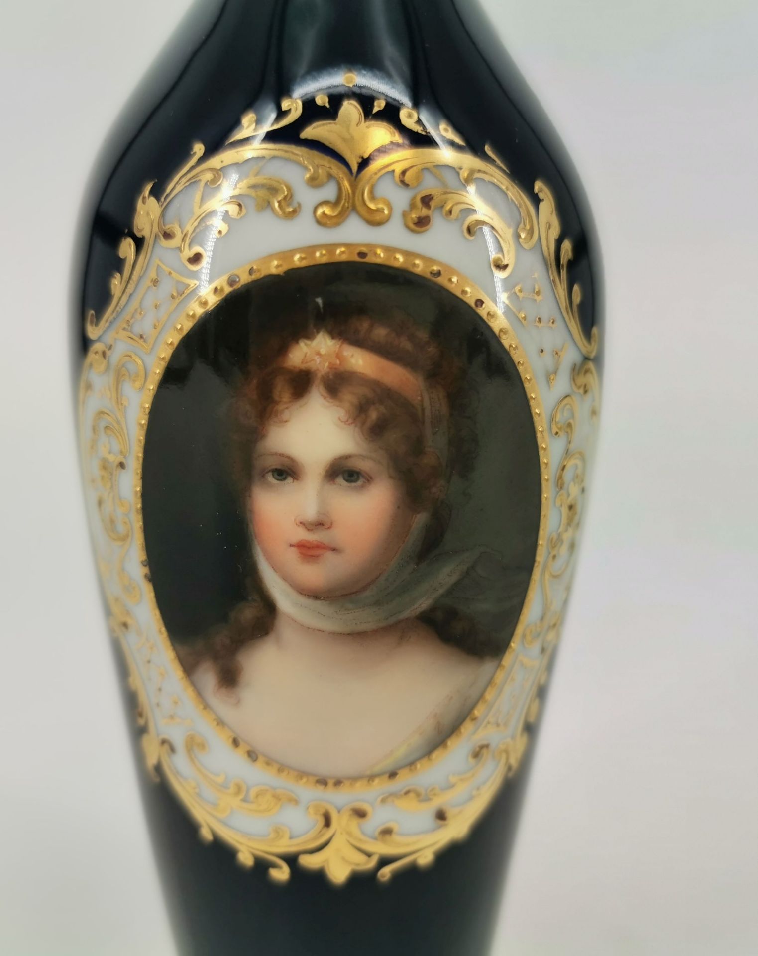 PORTRAIT VASE - Image 2 of 6