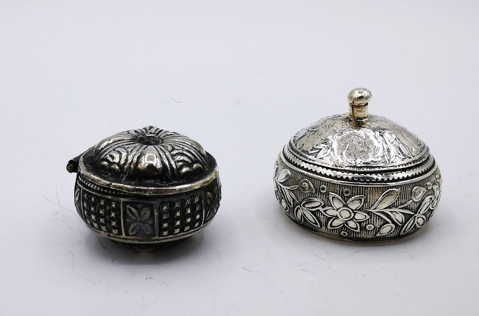 2 SMALL LIDDED TINS - Image 2 of 5