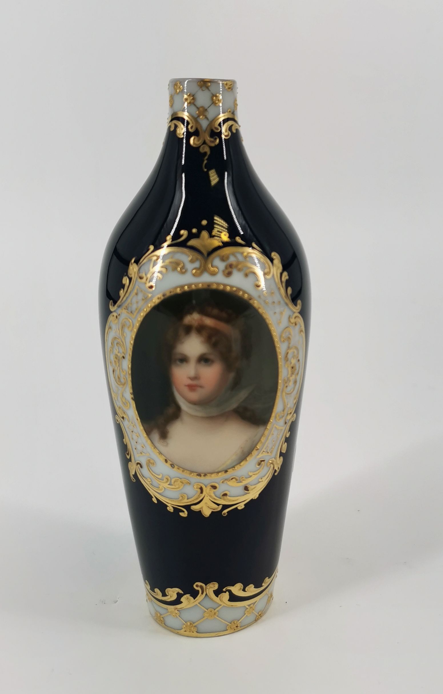 PORTRAIT VASE