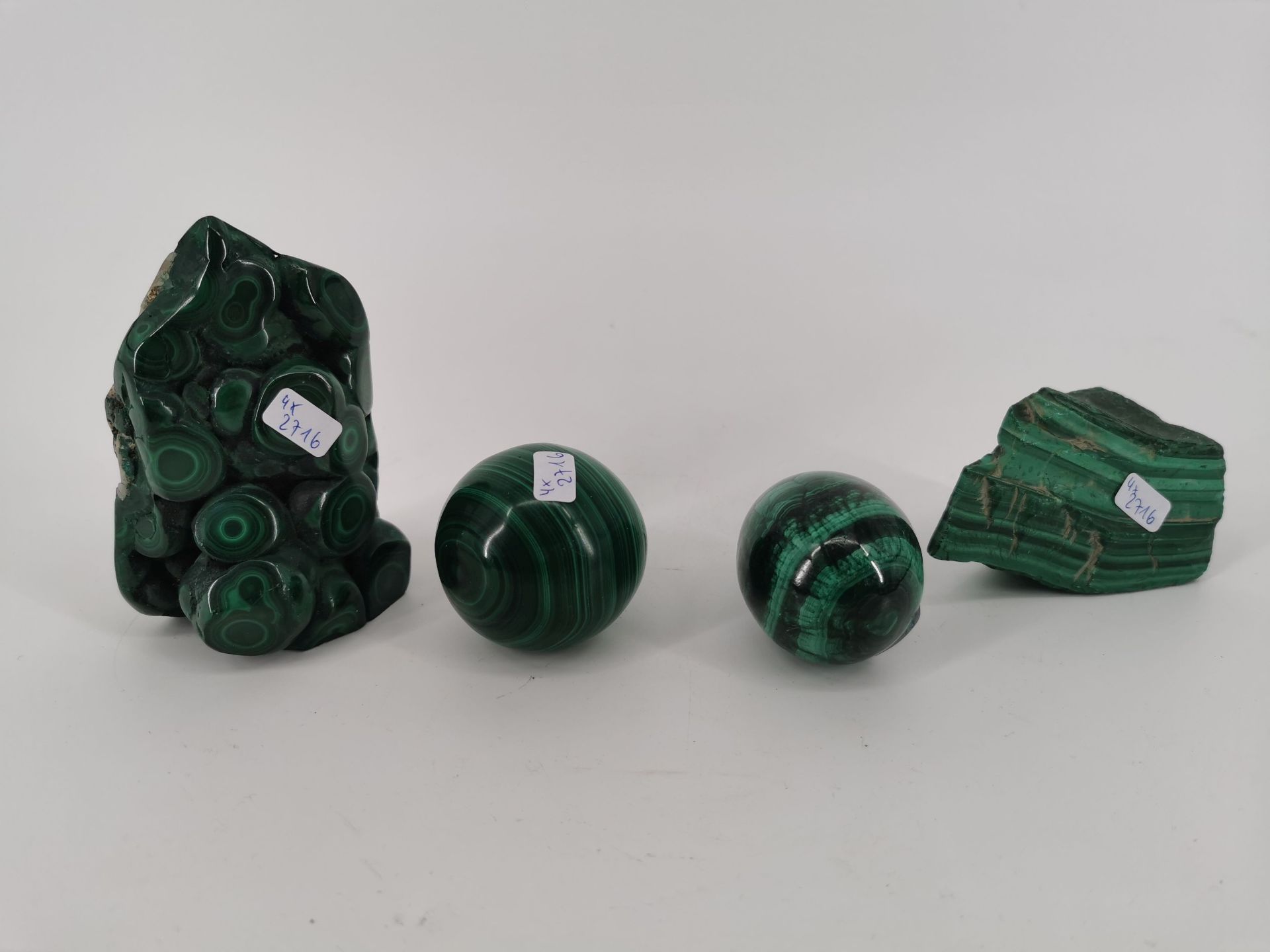 MIXED LOT OF CARVED FIGURES / STONE OBJECTS MADE OF MALACHITE