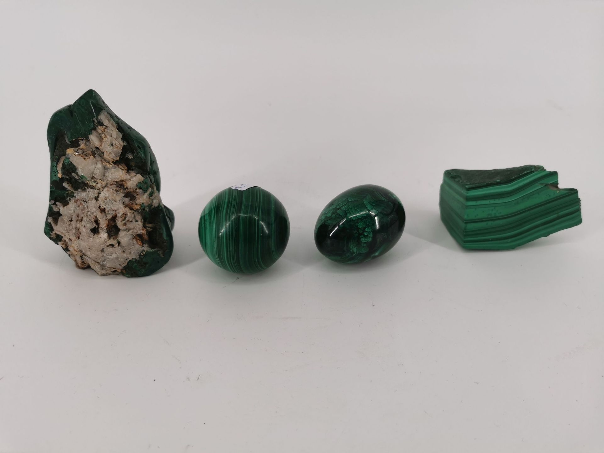 MIXED LOT OF CARVED FIGURES / STONE OBJECTS MADE OF MALACHITE - Image 3 of 3