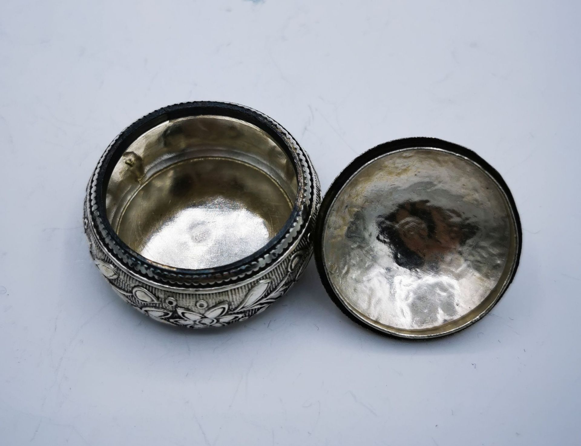 2 SMALL LIDDED TINS - Image 4 of 5