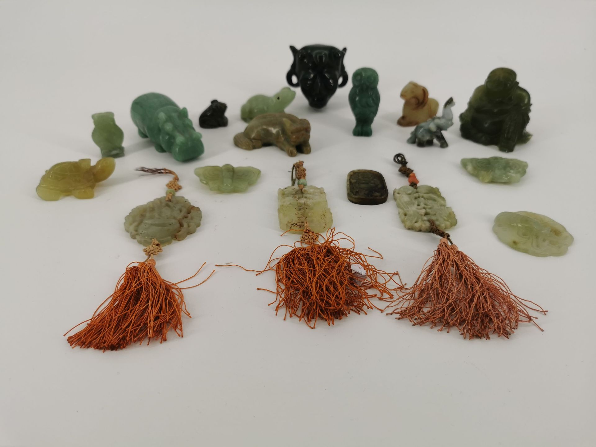 COLLECTION OF CARVED STONE FIGURES AND AMULETS 