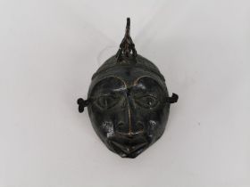 MASKE MIT CHAMÄLEON