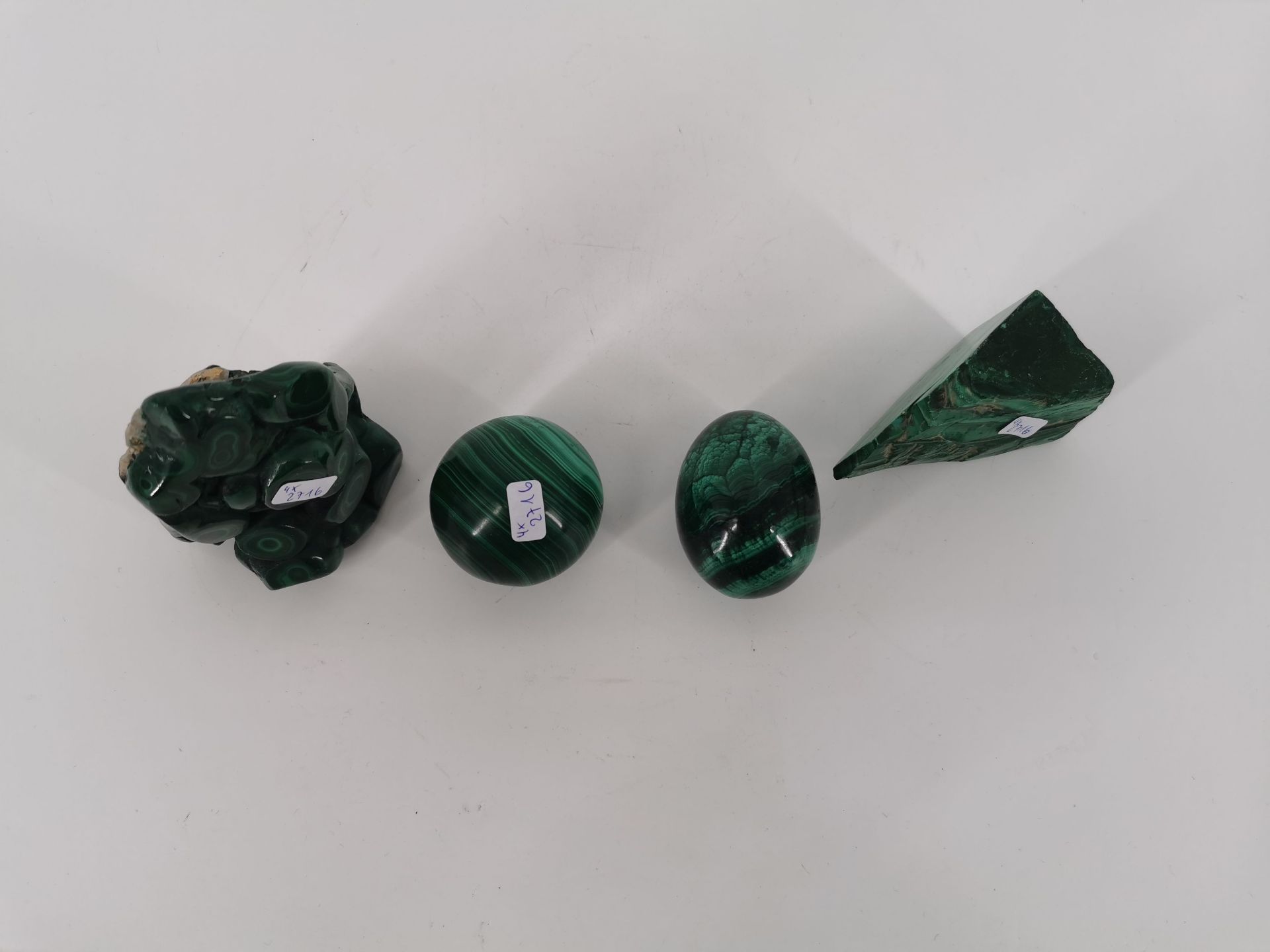 MIXED LOT OF CARVED FIGURES / STONE OBJECTS MADE OF MALACHITE - Image 2 of 3