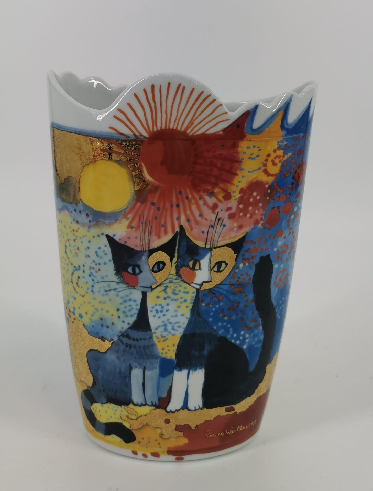 VASE AND LIDDED BOX - Image 10 of 11