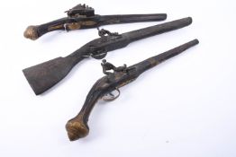 Drei historische Gewehre