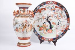 Japanischer Wandteller und chinesische Vase