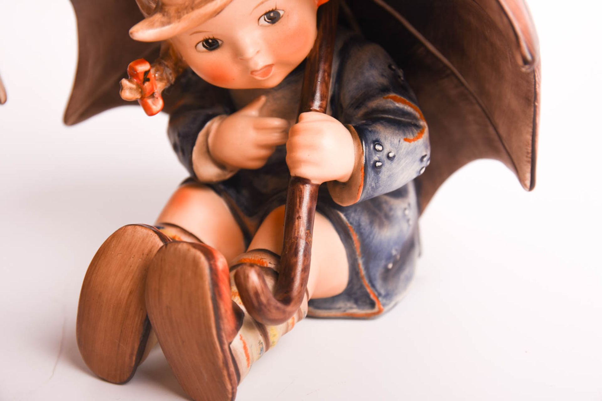 Hummel/ Goebel Figuren, Mädchen und Junge mit Regenschirm - Bild 4 aus 7