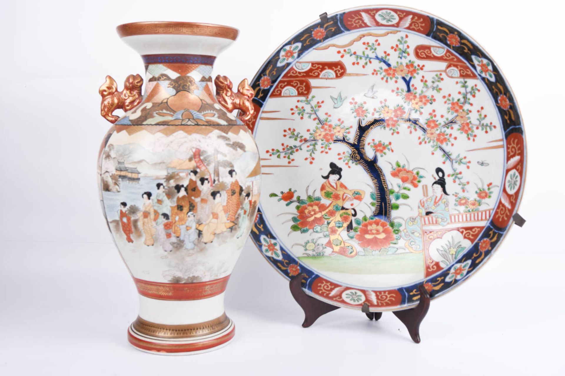 Japanischer Wandteller und chinesische Vase