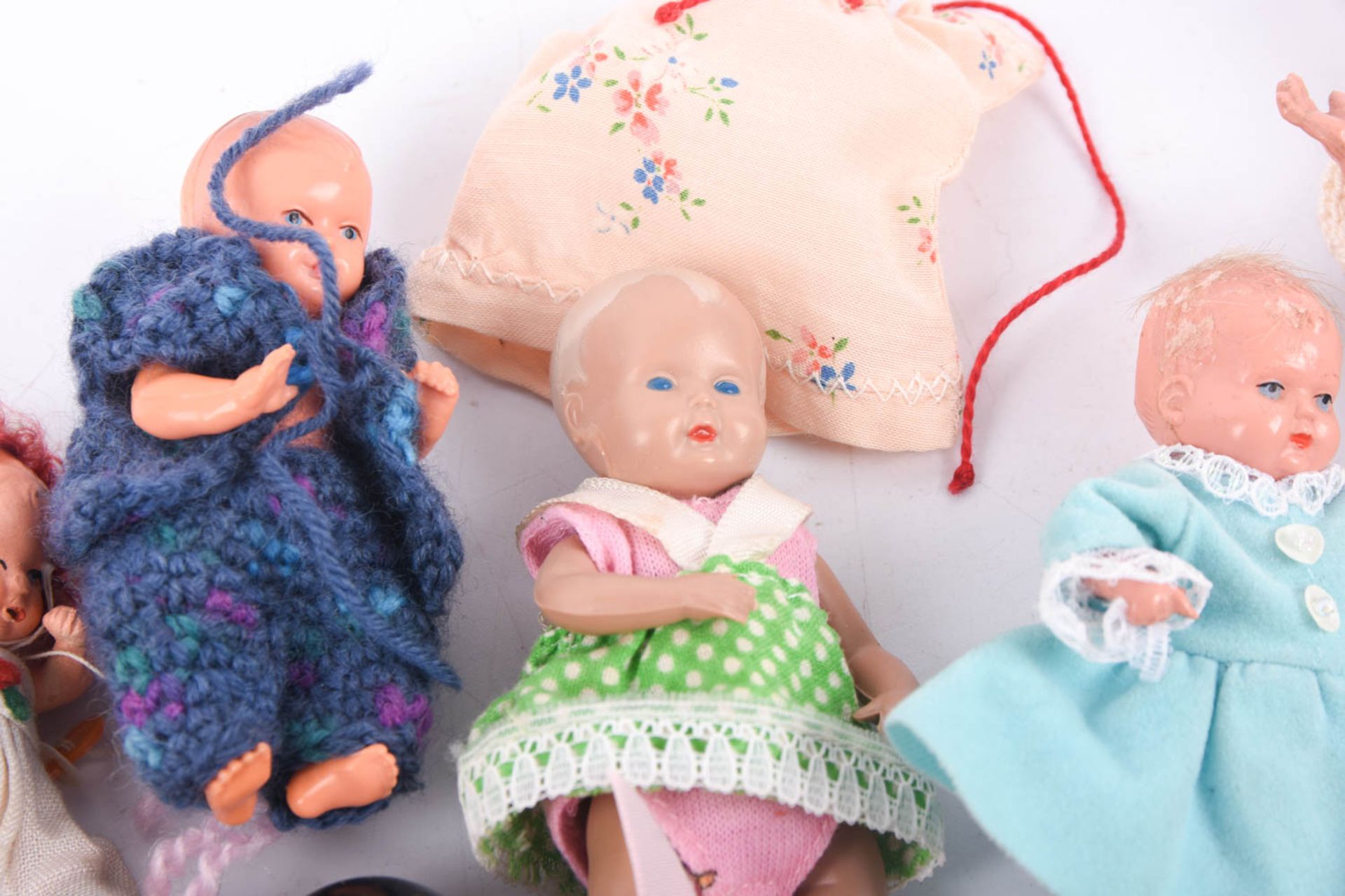 Puppen Konvolut u.a. mit Schildkröt Puppen und Möbeln - Bild 45 aus 65