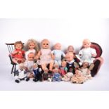 Puppen Konvolut u.a. mit Schildkröt Puppen und Möbeln