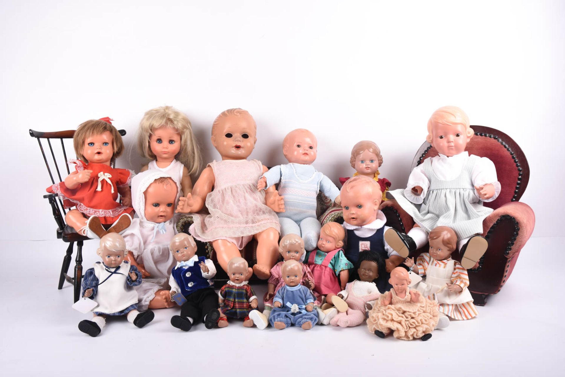 Puppen Konvolut u.a. mit Schildkröt Puppen und Möbeln