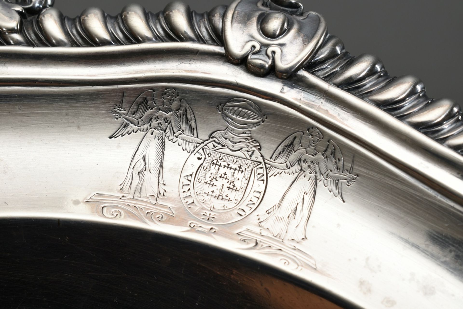 George III Teller mit geschweiftem Rand und plastischen Muschelornamenten, graviertes Family Crest  - Bild 4 aus 4