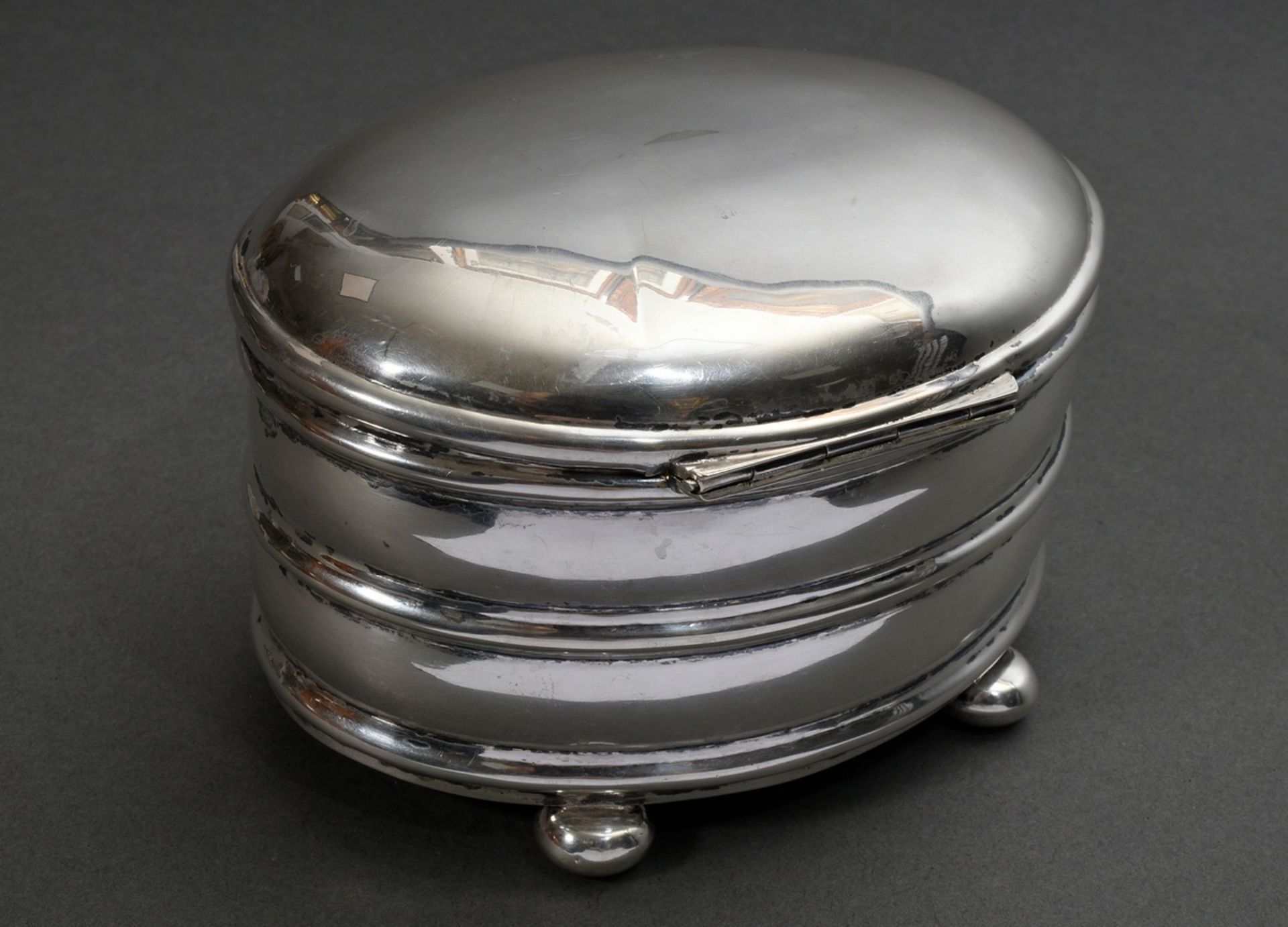 Ovale Zuckerdose mit quergerilltem Korpus und gewölbtem Scharnierdeckel auf gedrückten Kugelfüßen,  - Bild 2 aus 5