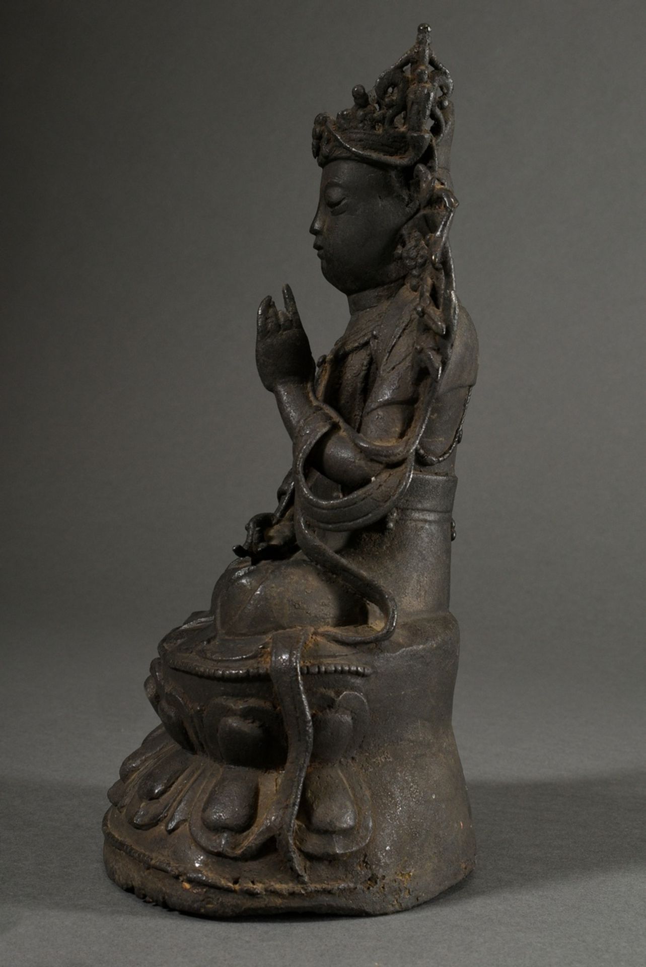 Chinesische Bodhisattva Avalokiteshvara / Guanyin Pusa mit Krone und Schmuck auf Kundika-Vase und K - Bild 4 aus 10