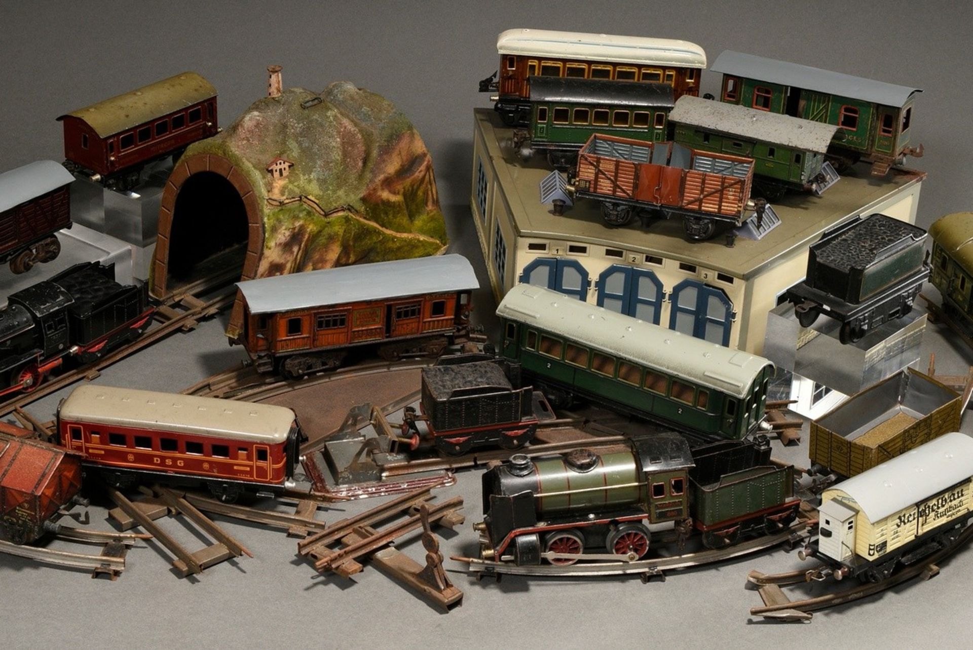 39 Teile Modelleisenbahn Märklin, Bavaria und Fleischmann mit Zubehör, Spur 0, Mitte 20. Jh., beste