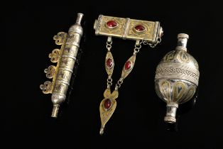 3 Diverse Teile Tekke Turkmenen Schmuck, bestehend aus: 1 Silberkugel mit Zapfen (L. 8,5cm), 1 zu ö