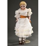 Biedermeier Puppe mit bemaltem Porzellan Brustkopf, braunen Glasaugen, blonde geformte Haare, Leder