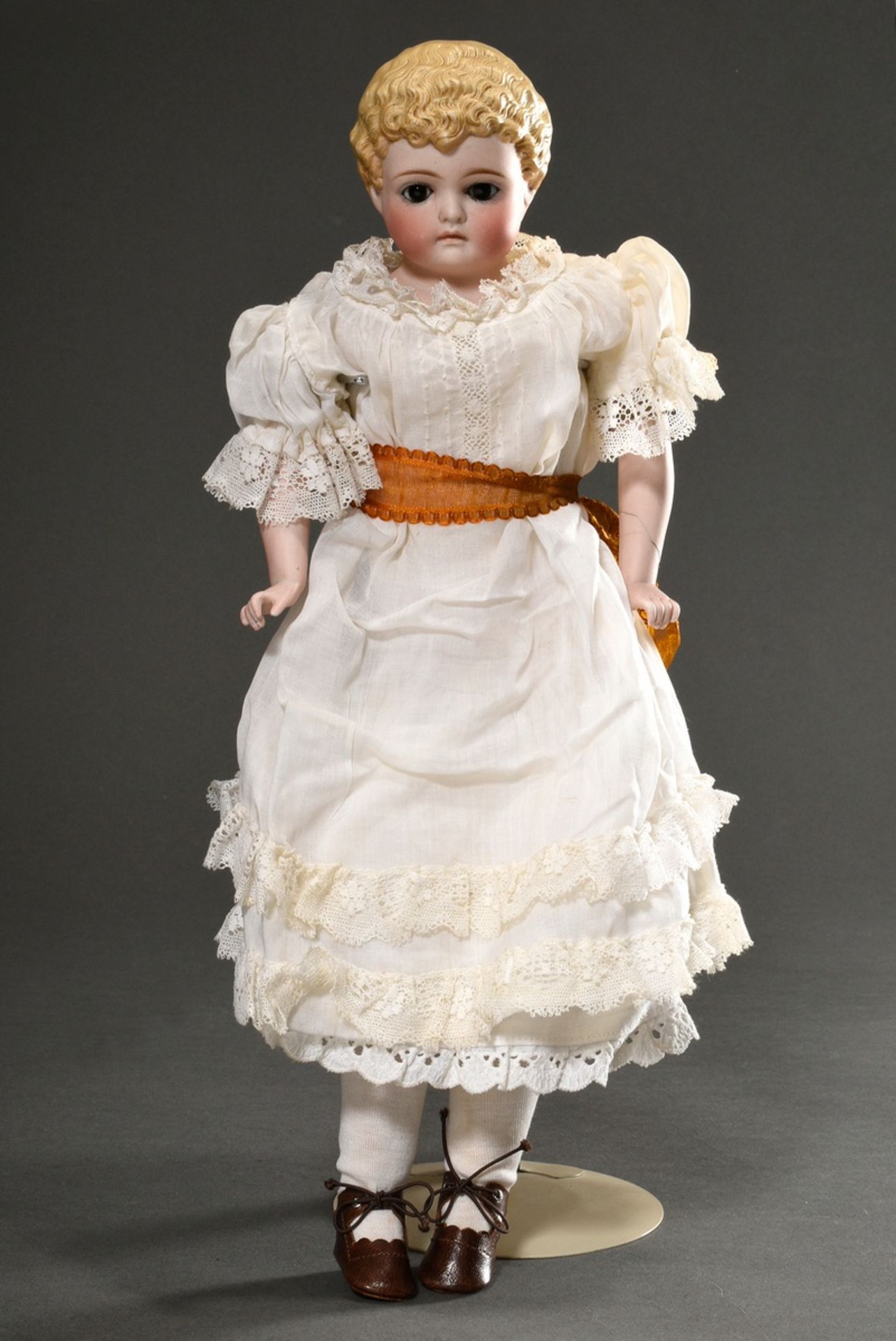 Biedermeier Puppe mit bemaltem Porzellan Brustkopf, braunen Glasaugen, blonde geformte Haare, Leder