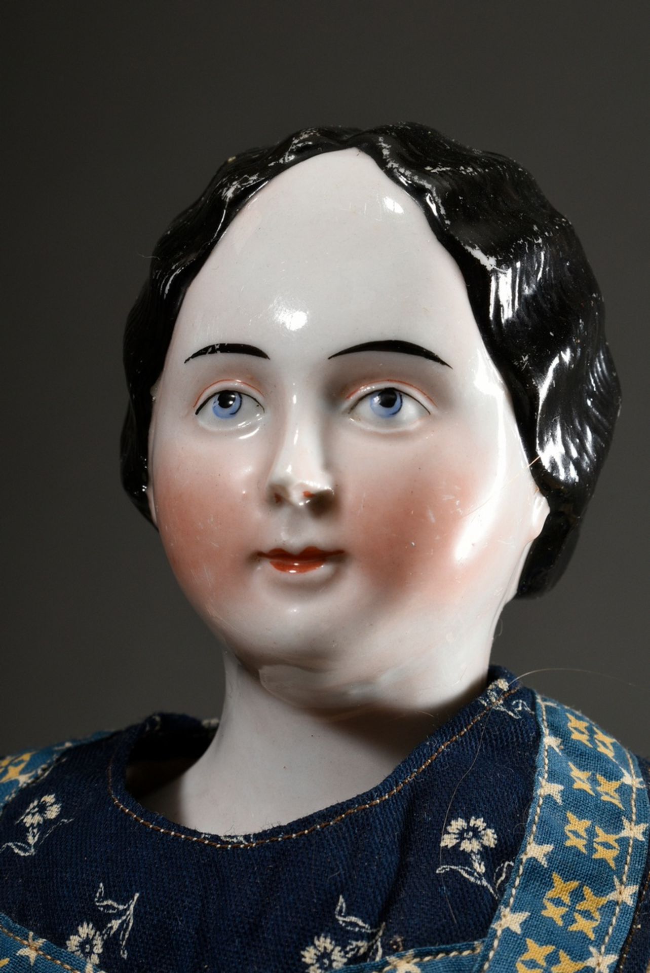 Biedermeier Puppe mit bemaltem Porzellan Brustkopf, blauen Augen und geschlossenem Mund, schwarze H - Bild 2 aus 8