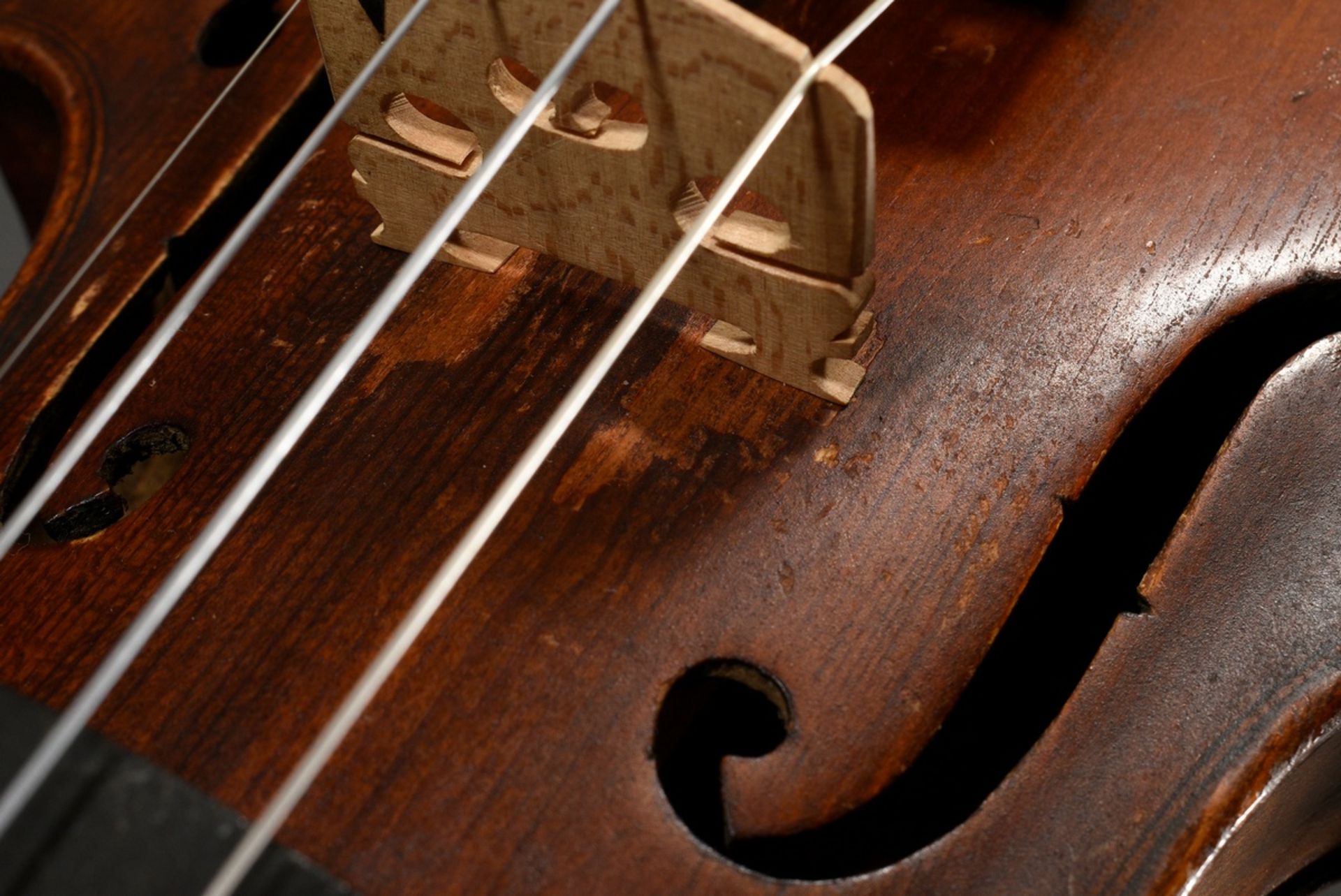 Deutsche Geige, wohl Sachsen um 1900, ohne Zettel, rückseitig gestempelt "Conservatory Violin", zwe - Bild 8 aus 12
