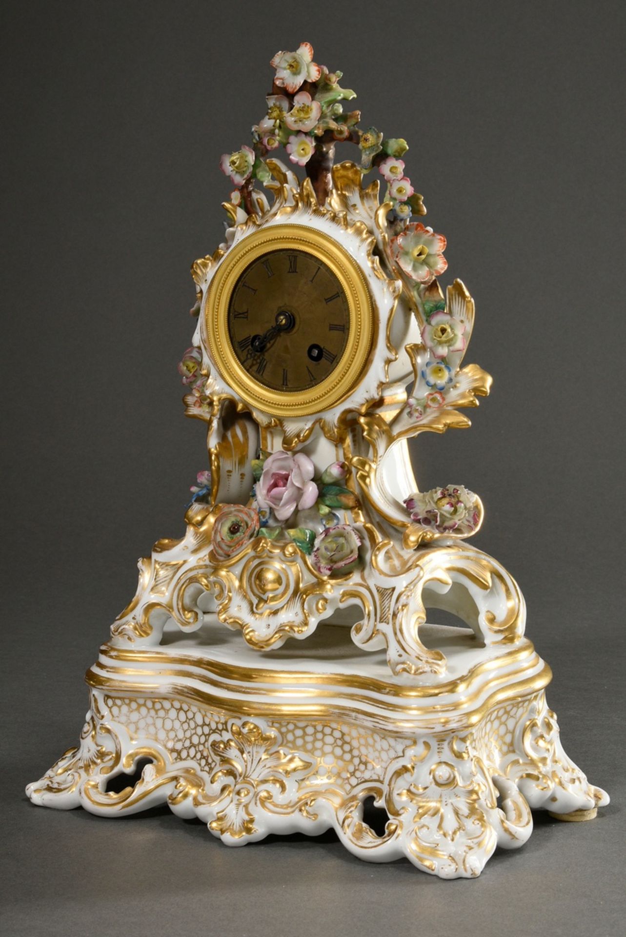 Biedermeier Porzellan Pendule mit reich ornamentiertem und floral dekoriertem Gehäuse auf Rocaille  - Bild 2 aus 7