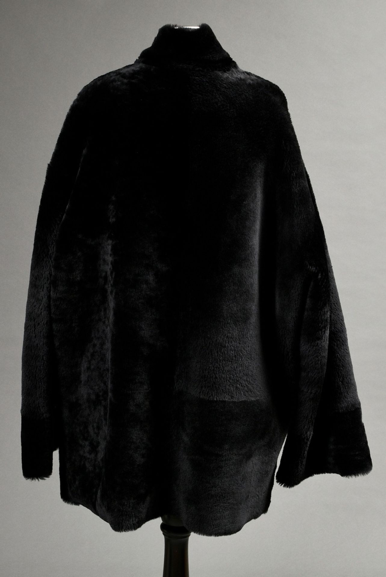 Gerade geschnittene Shearling Wendejacke mit beidseitigen Taschen und Knöpfen, Lammfell schwarz gef - Bild 5 aus 7