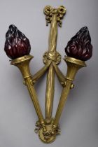 „Fackel“ Wandarm im Louis XVI Stil mit seltenen roten Glas Flammenkuppeln, Bronze, Ende 19.Jh., 71x