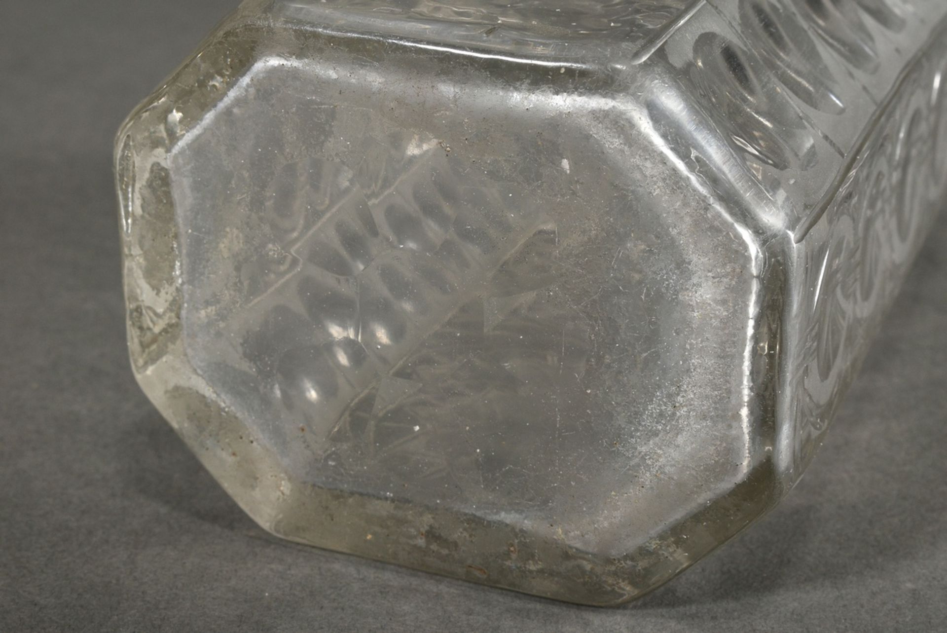 Oktogonale Flasche mit ornamentalem Stern- und Olivenschliff sowie Metall Schraubdeckel ohne Ring,  - Bild 3 aus 3