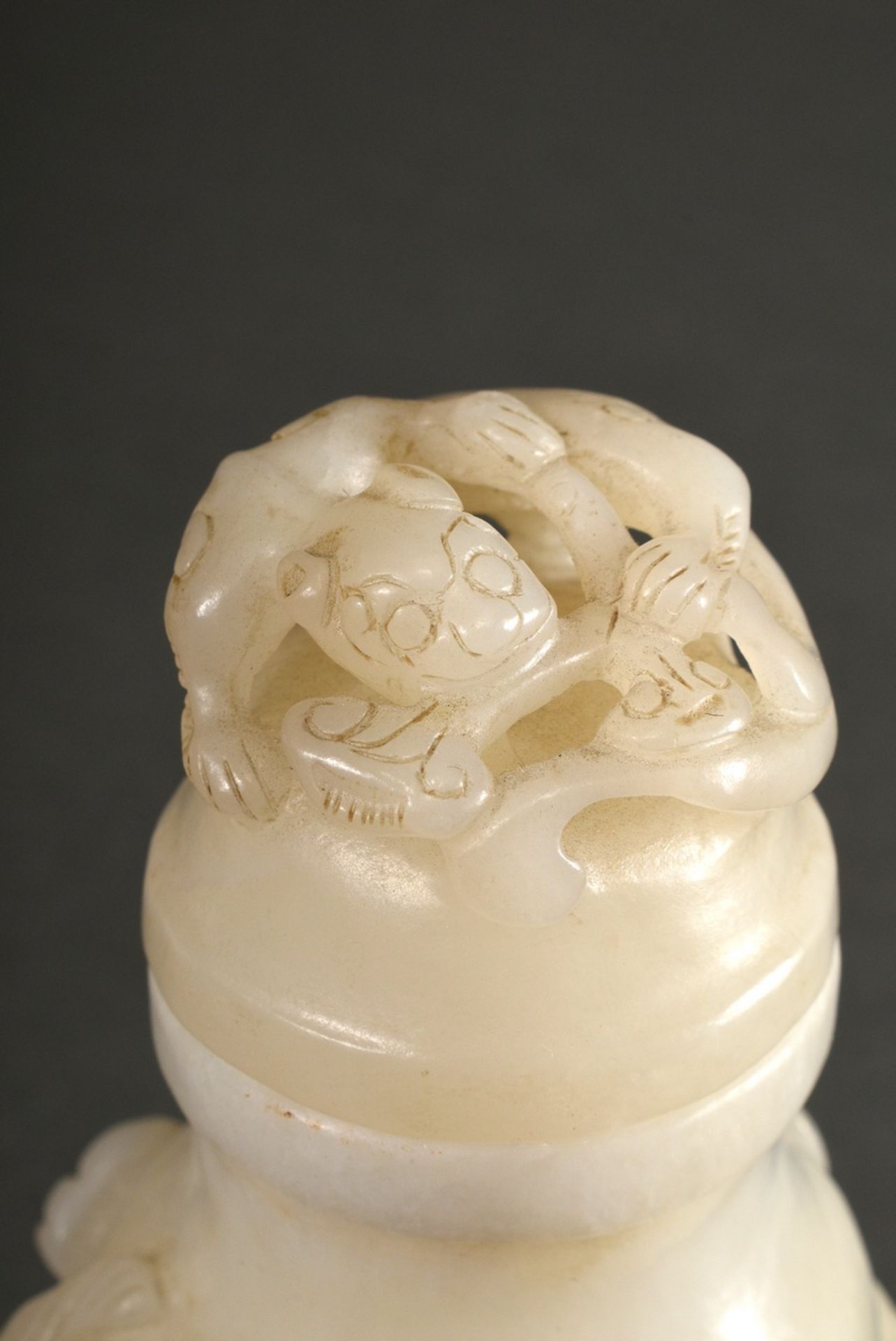 Helle Jade Deckelvase mit plastischen Symbolen für Kaiser und Kaiserin "Drache und Phönix" auf dem  - Bild 5 aus 9