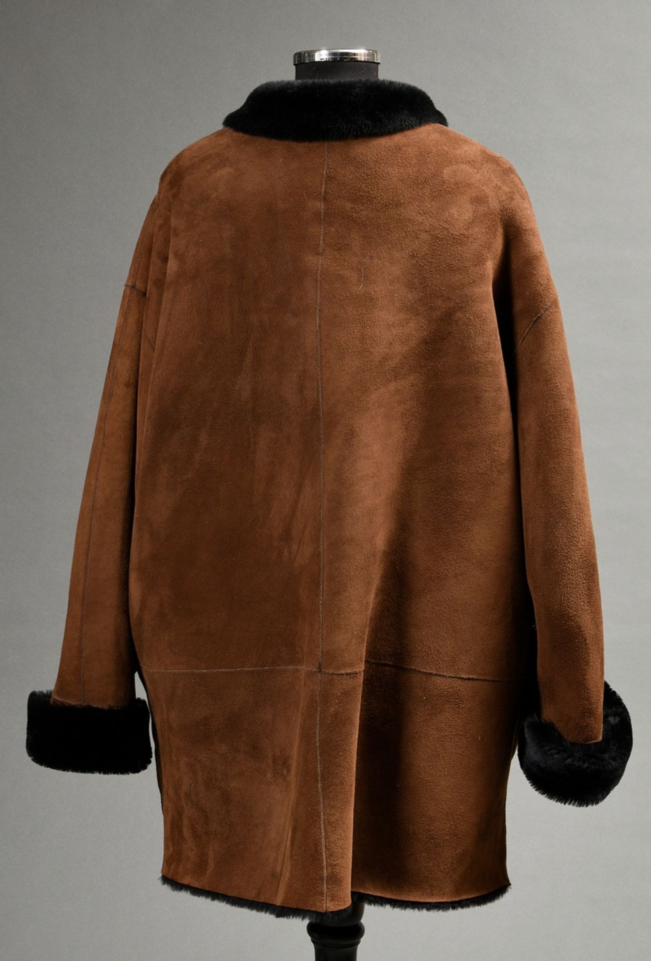 Gerade geschnittene Shearling Wendejacke mit beidseitigen Taschen und Knöpfen, Lammfell schwarz gef - Bild 2 aus 7