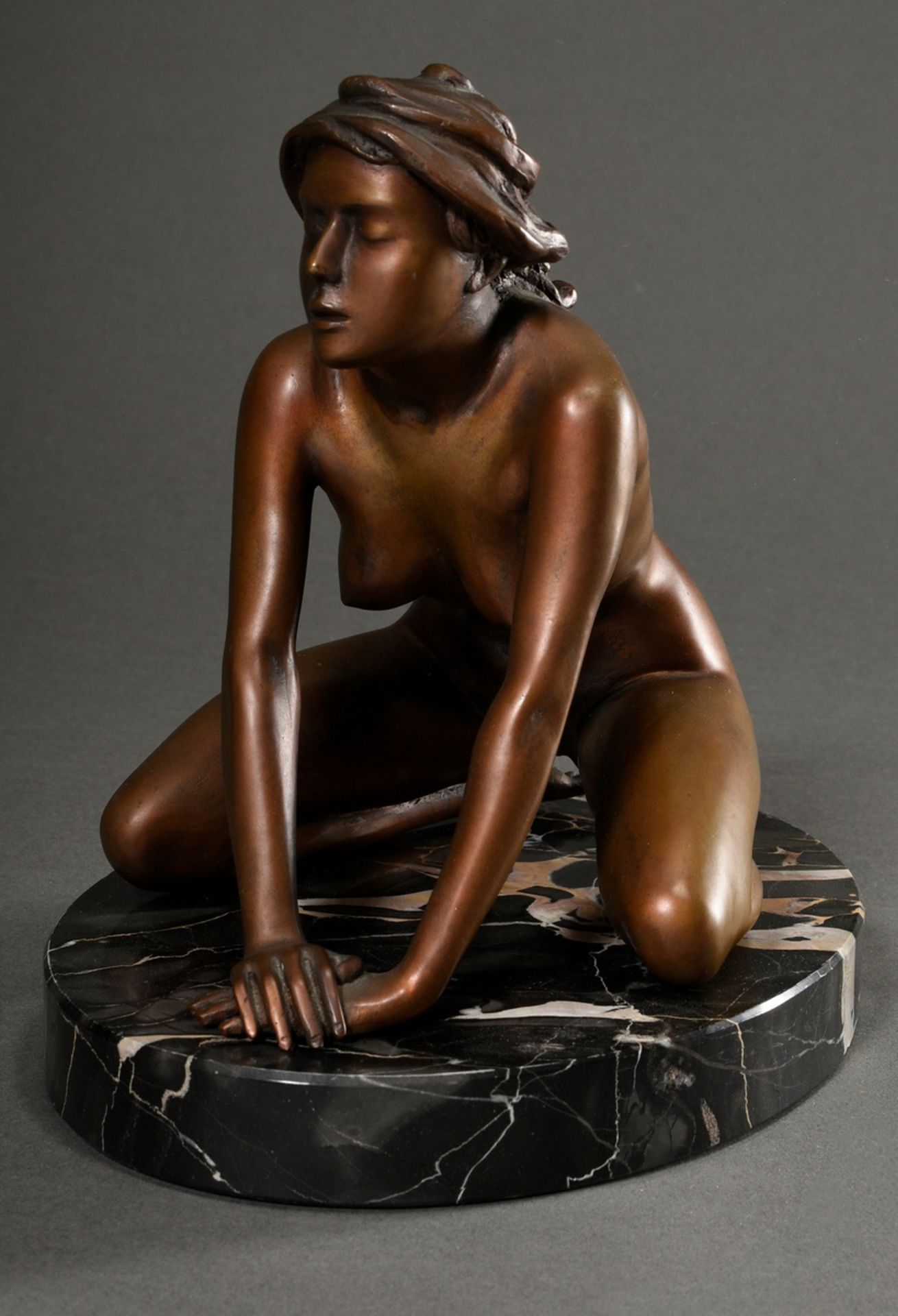 Breker, Arno (1900-1991) "Knieendes Mädchen", 285/499, sign./num., Bronze braun patiniert, Guss "Ve - Bild 2 aus 7