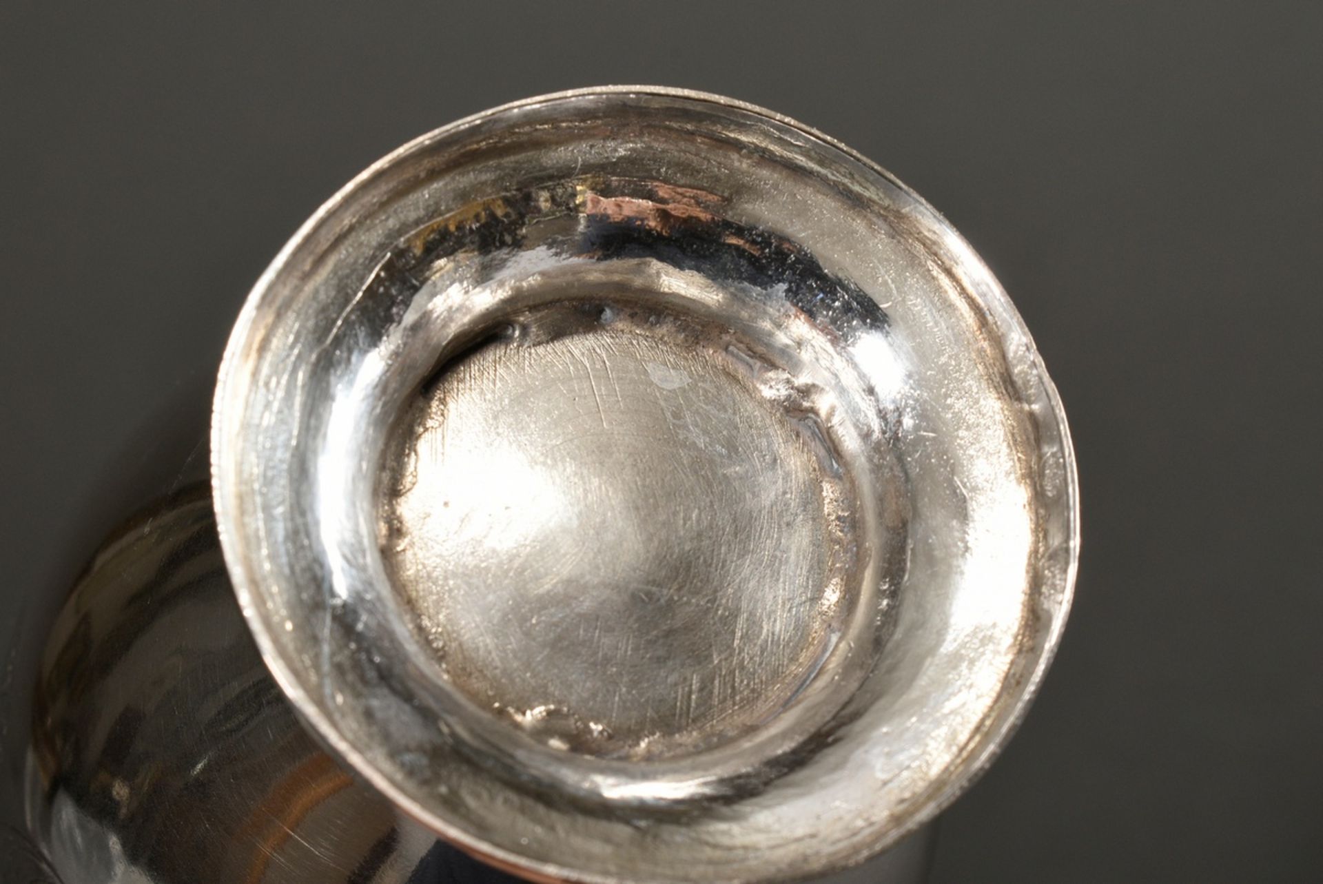 Deckeldose in Urnenform auf Rundfuß mit zarter Gravur Muschel- und Blattbordüre, leicht gewölbter D - Bild 4 aus 5